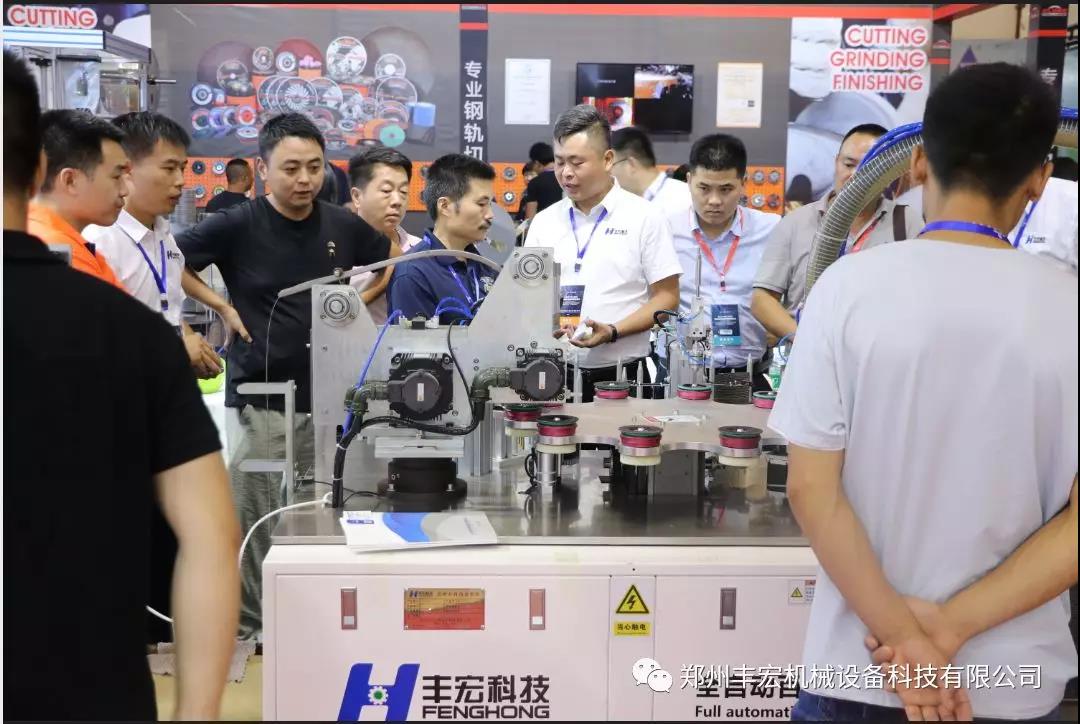 豐宏新一代全自動(dòng)百葉片成型機(jī)產(chǎn)品現(xiàn)場(chǎng)